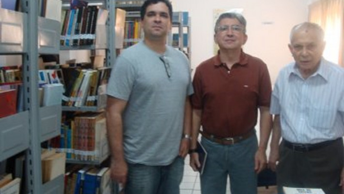 Paulo Nunes, à direita recebe Cunha e Silva Filho, ao centro, ladeado do filho Cunha e Silva Neto.