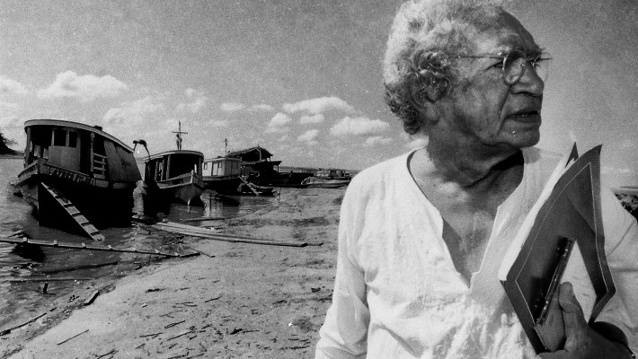 O poeta na beira do rio Andirá em viagem para Barreirinha, no baixo Amazonas, em 1997. Foto de Alberto César Araújo
