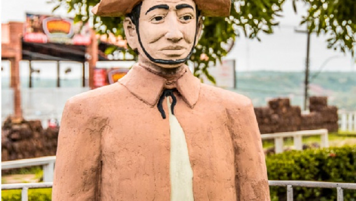Busto do vaqueiro Raimundo Gomes na cidade de Caxias. Créditos: Kristiano Simas