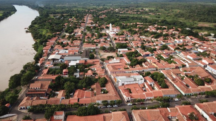 Vista aérea da cidade de Amarante, vendo-se ao fundo a igreja matriz de S. Gonçalo, onde paroquiou o cônego Baptista.