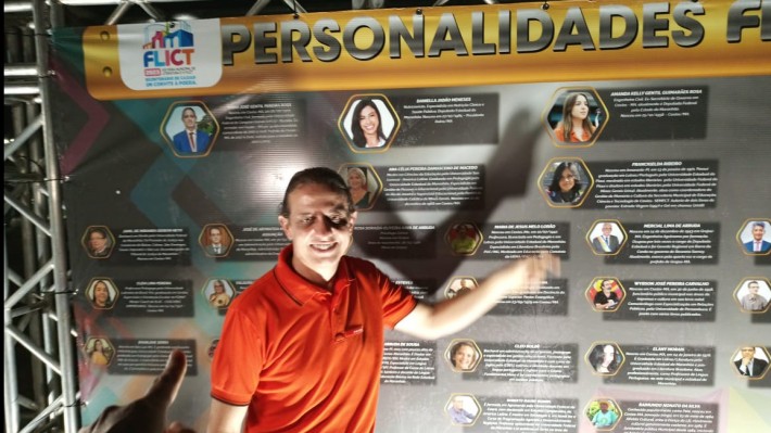 Na foto, o  prefeito Fábio José Gentil P. Rosa diante do painel que homenageou ativos participantes da Flict. Entre eles, o editor de Entretextos, Dílson Lages