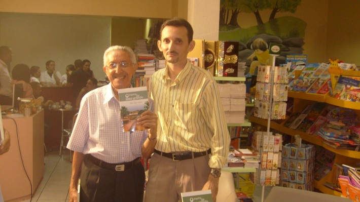 Romancista Assis Brasil e Dílson Lages, no lançamento da 1a. edição de O morro da casa-grande, em 2007.
