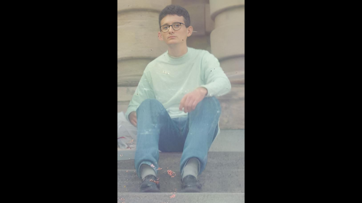 Dílson Lages Monteiro, na escadaria do Teatro Municipal de São Paulo, em 1993.