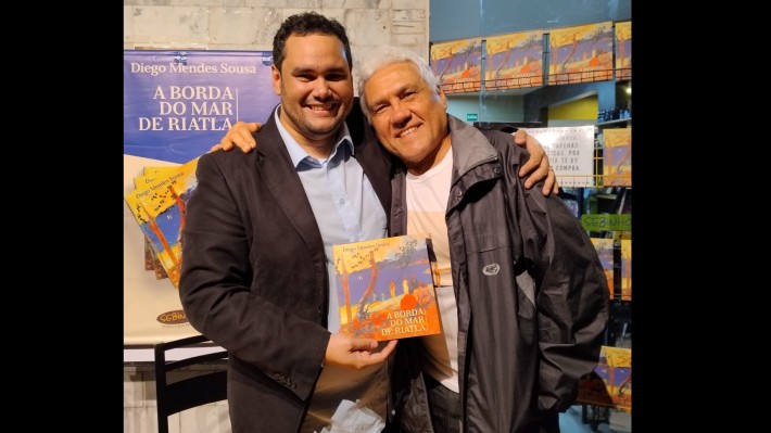 Diego Mendes Sousa e Nirton Venancio no lançamento do livro de poemas "A borda do mar de Riatla" (Brigada Mandu Ladino, 2025) em Brasília.