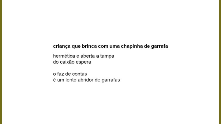 criança que brinca com uma chapinha de garrafa