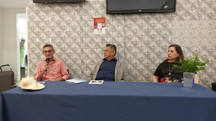 Alval homenageia a memória do poeta William Melo Soares