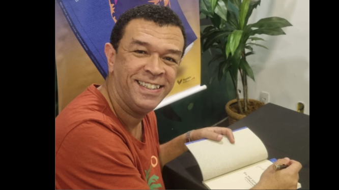 A PALAVRA LÍRICA E TELÚRICA DO ESCREVENTE DO CHÃO - ENSAIO DE LUIZ OTÁVIO OLIANI