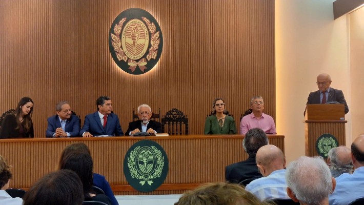 Acadêmico Felipe Mendes, na tribuna, em solenidade dos 100 anos do prof. Raimundo Nonato Monteiro de Santana, ex-presidente da Academia Piauiense de Letras
