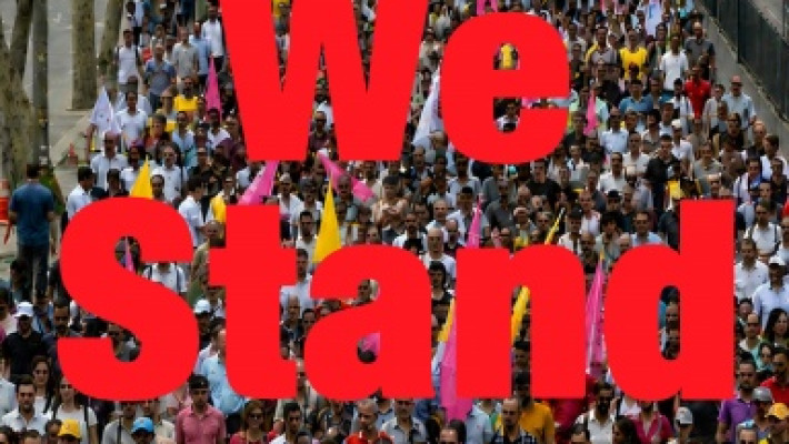 Poema "estilhaços", de marcos freitas na United We Stand: A Multilingual International Anthology of Poetry and Art from the Revolutionary Poets Brigade