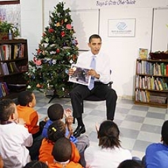 Obama leva biscoitos e lê conto de Natal para crianças