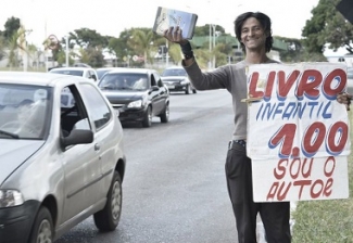 Em Brasília, ele vende seus livros na rua.