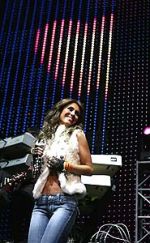 A cantora Anahí, ex-integrante do RBD, em foto de 2006